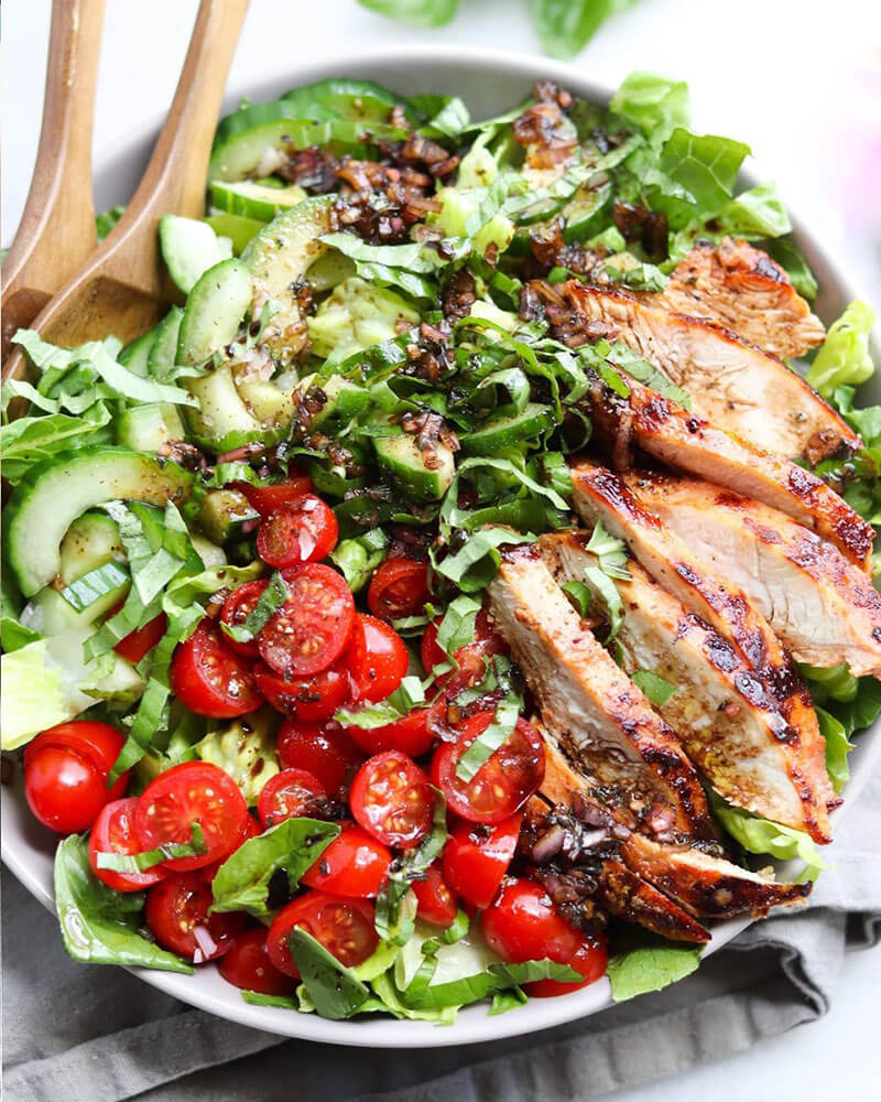 Ensalada de tomatillos, lechuga y  pepinos junto a trozos de pechuga de pavo