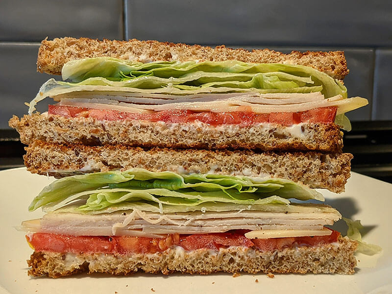 sanguchito de jamón de pavo con queso, tomate, lechuga y mayonesa