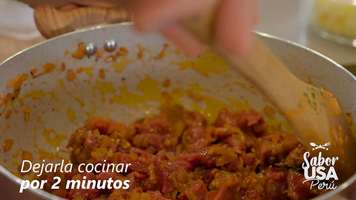 carne con aderezo cocinándose en olla