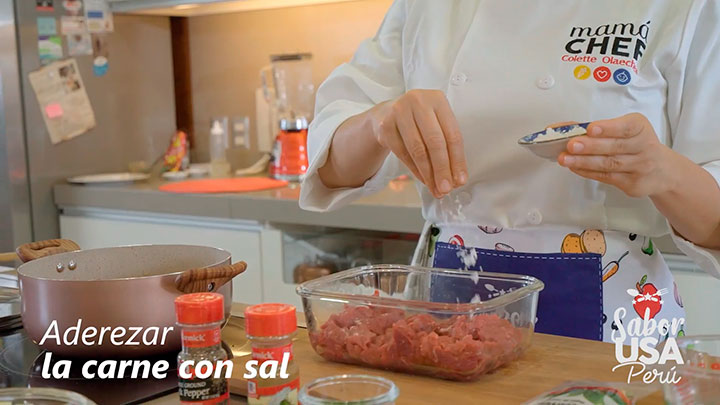 Chef Ollete echando sal a carne dentro de un bowl de vidrio