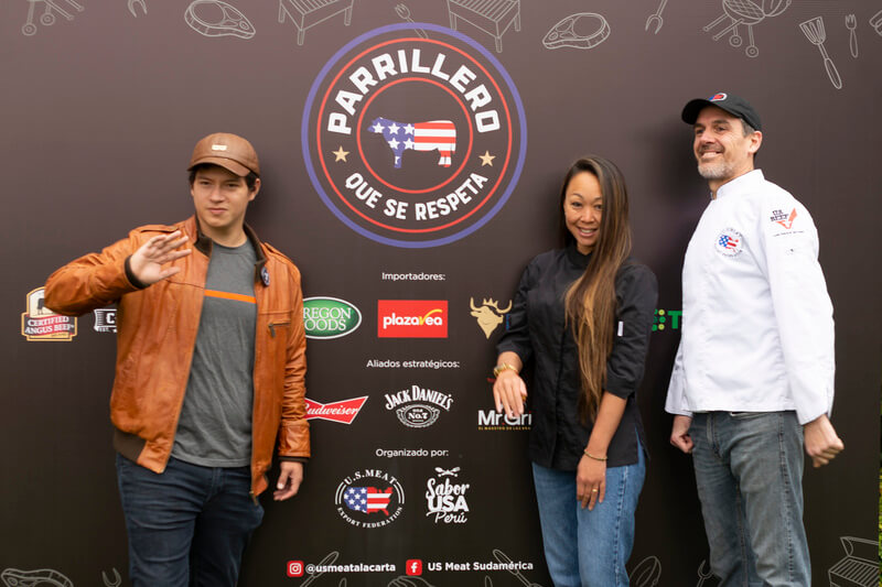 Renzo Frías, Carolina Uechi y Nicolas Díaz delante de la malla del evento Parrillero Que se Respeta