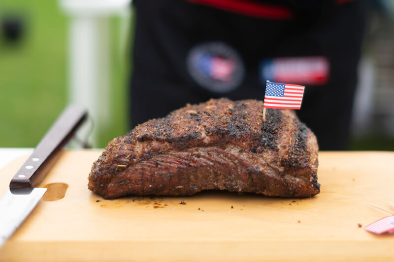 Corte de picanha americana cocinado con un palillo incrustado con la bandera de los Estados Unidos 