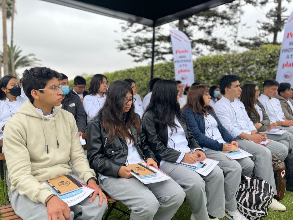 Estudiantes de gastronomía de la USIL sentados escuchando el seminario