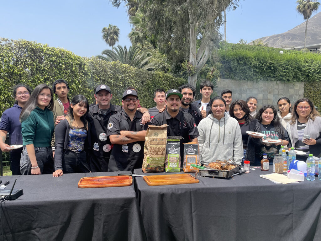 estudiantes de la facultad de gastronomía de la PUCP junto a los firechefs