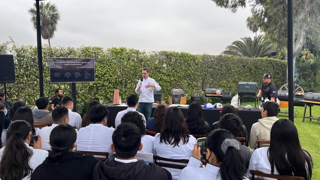 Nicolas Díaz exponiendo a alumnos del Instituto Le Cordon Bleu y USIL